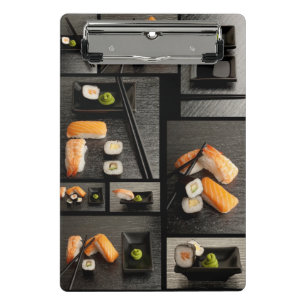 Sushisammlung auf schwarzem Hintergrund Mini Klemmbrett
