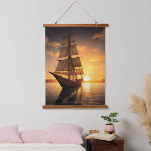 Suspendue Bateau en bois ancien accroché à la tapisserie