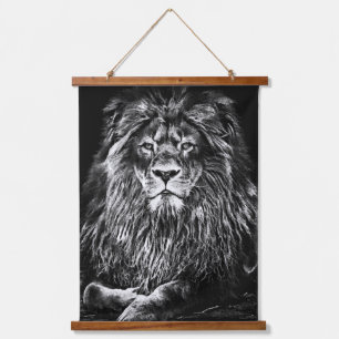 Suspendue Lion gris majestueux accroché à la tapisserie
