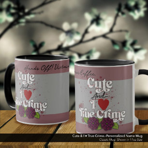 Süß & ich ❤️ True Crime.–Personalisierter Name Tasse