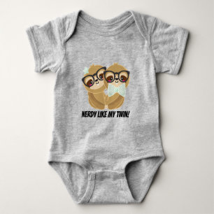 Süß nerdig wie mein Zwillings kawaii Faultier Baby Strampler