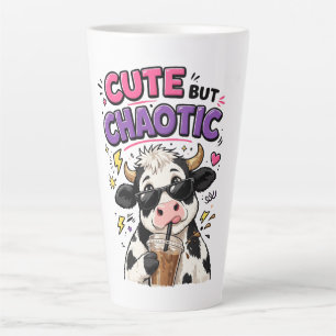 Süße aber chaotische Kuh mit Eiskaffee Milchtasse