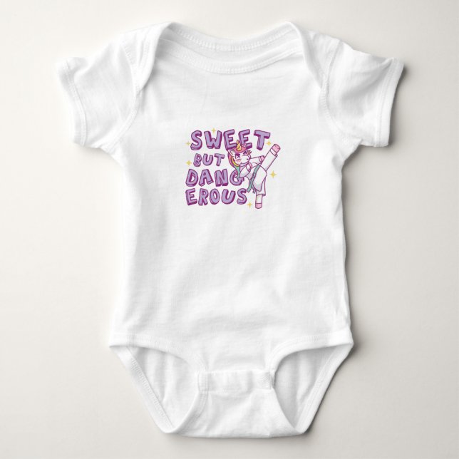 Süße, aber gefährliche Karate Unicorn Baby Strampler (Vorderseite)