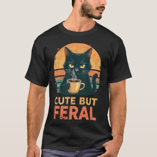 Süße aber wilde Katze trinkt Morgenkaffee Sarkasmu T-Shirt