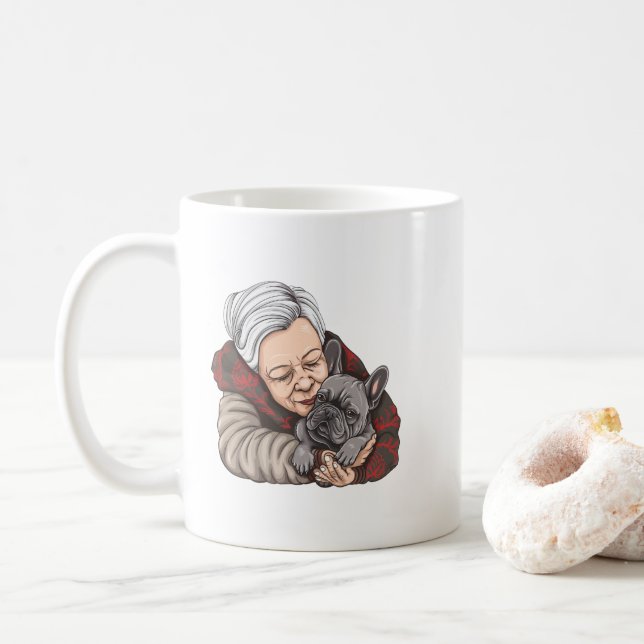 Süße alte Frau und Französische Bulldogge Cartoon- Kaffeetasse (Mit Donut)