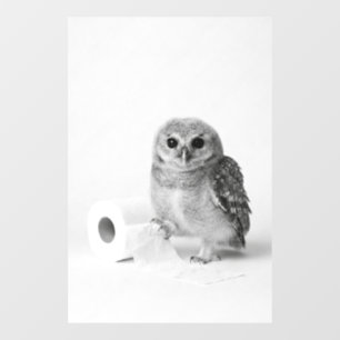 Süße Baby-Eule hält Toilettenpapier Minimalist Fensteraufkleber