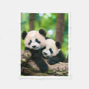 Süße Baby Pandas spielen auf einem Baumstamm-Fleec Fleecedecke