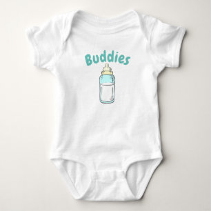 süße Babyflasche trinkende Freunde Zwilling Baby Strampler