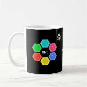 Süße Biene und mehrfarbiger Honigwaben auf Schwarz Kaffeetasse