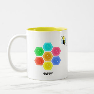 Süße Biene und mehrfarbiger Honigwaben auf Schwarz Zweifarbige Tasse