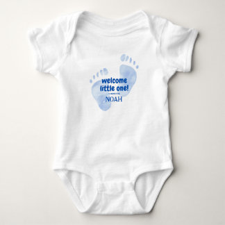 Süße blaue Babyfüße Willkommen Kleiner Kinderzimme Baby Strampler