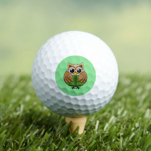 Süße Bücherwurm-Eule beim Lesen von Cartoon-Buch Golfball