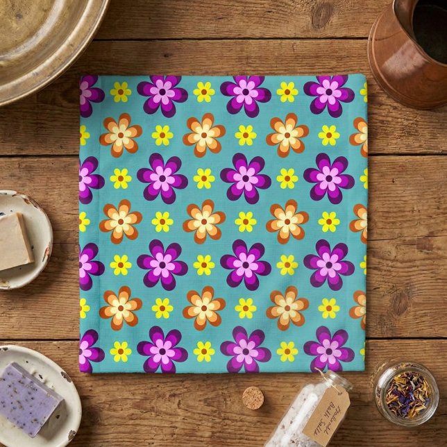 Süße bunte Retro-Blumen Waschlappen (Cute Colorful Retro Flowers Washcloth on a wooden counter top in a cottagecore style bathroom.)