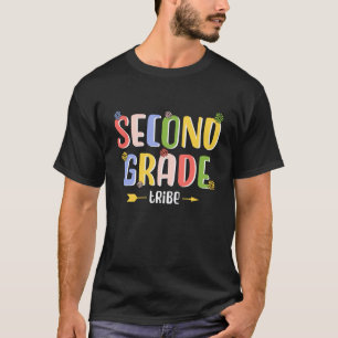 Süße bunte Schüler der zweiten Klasse zum zurück z T-Shirt