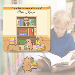 Süße Capybara aus der Bibliothek des Lehrers Quadratischer Aufkleber