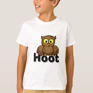 Süße Cartoon-Eule sitzt auf Hoot-Wortkunst T-Shirt