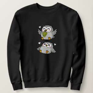 Süße Cartoon-Eulen, die Trauben essen, lustige gra Sweatshirt
