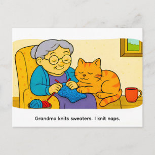 Süße Cartoon-Katze ruht auf strickender Oma Postkarte