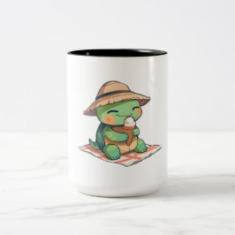 Süße Chibi-Schildkröte mit Strohhut beim Eisessen Zweifarbige Tasse