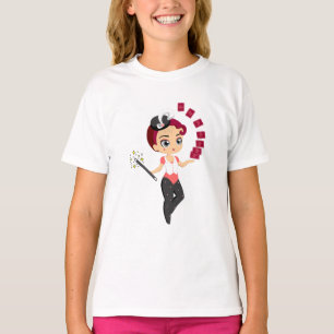 Süße Chibi-Zauberin bei einem Kartenkunststück  T-Shirt