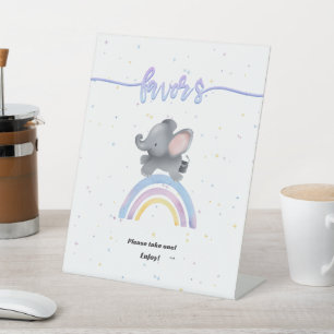Süße Elefanten mit Regenbogen-Babyparty-Geschenken Sockelschild