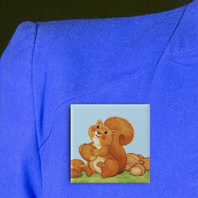 Süße entzückende Eichhörnchen-Nüsse Button (Cute red squirrel licking his lips in grass with acorns under blue sky on square pin back button.)