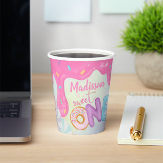 Süße erste Geburtstagsfeier mit rosa Frosting für  Pappbecher