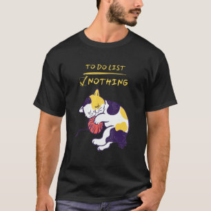 Süße faule schlafende dreifarbige Katze schläft mi T-Shirt