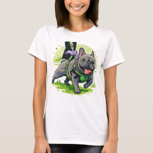 Süße Französische Bulldogge beim Spaziergang im Pa T-Shirt