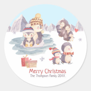 Süße Frohe Weihnachten Pinguinfamilie spielt Schne Runder Aufkleber