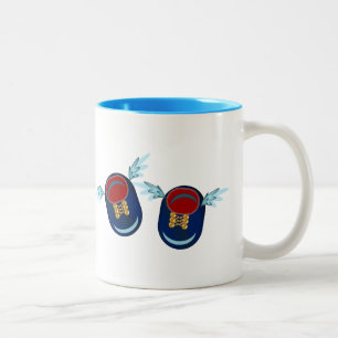 Süße geflügelte kleine Schuhe in Blau und Rot Zweifarbige Tasse