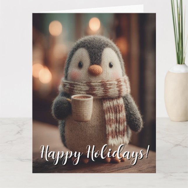 Süße gestrickte Pinguin-Puppe mit Schal und Tasse Karte (Vorderseite)