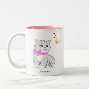 Süße getigerte Kätzchen-Katze auf Weiß Zweifarbige Tasse
