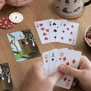 Süße getigerte Katze schläft in einem Vogelhäusche Spielkarten