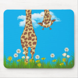 süße Giraffe im Gras und zwischen Blumen Mousepad
