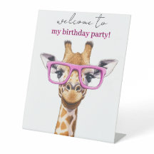 Süße Giraffe mit rosa Brille