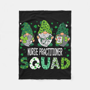 Süße Gnome Nurse Practitioner Squad Lustig St. Pat Fleecedecke