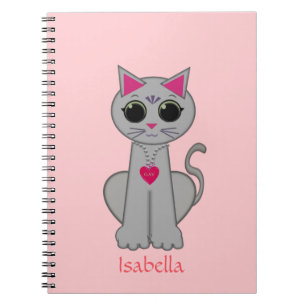 Süße graue Katze und Namens-Kalligrafie auf Rosa Notizblock