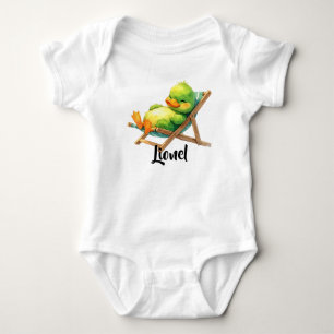Süße grüne Ente liegt entspannt im Liegestuhl  Baby Strampler
