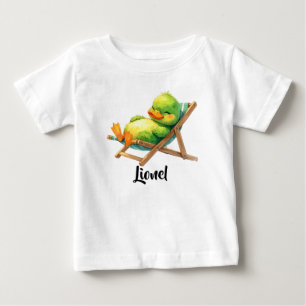 Süße grüne Ente liegt entspannt im Liegestuhl  Baby T-shirt