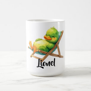 Süße grüne Ente liegt entspannt im Liegestuhl Kaffeetasse