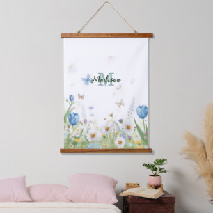 Süße grüne Frühlingsblumen-Wildblumenstrauß Monogr Wandteppich Mit Holzrahmen