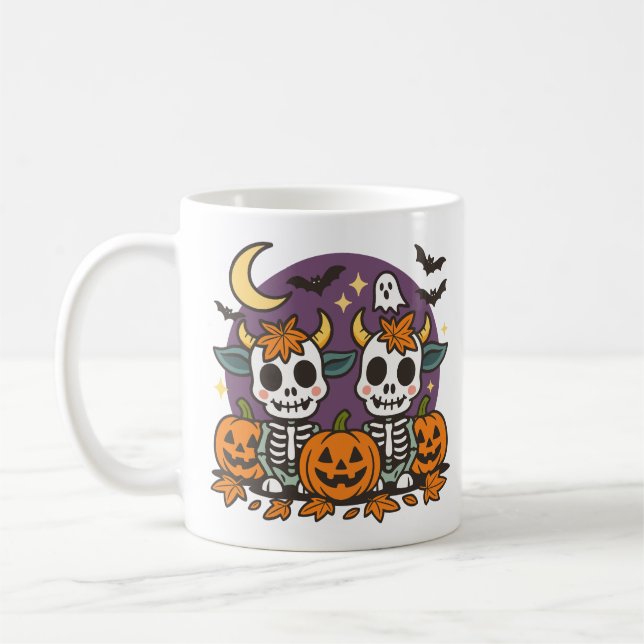 Süße gruselige Skelettkühe mit klassischem Becher, Kaffeetasse (Links)