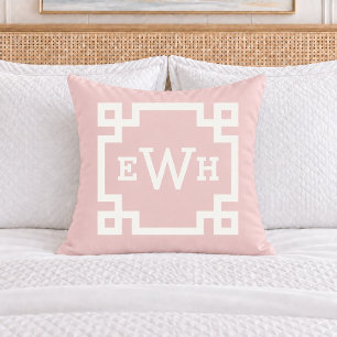 Süße hellrosa griechische Schlüssel-Monogramm-Init Kissen