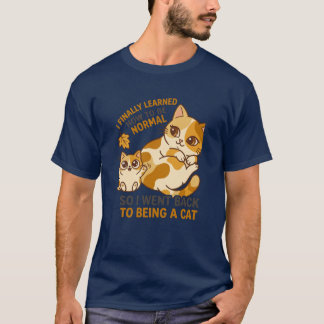 Süße Herbst-Dreifarbenkatze und Kätzchen spielen m T-Shirt