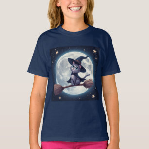 Süße Hexenkatze auf Besen unter Vollmondhimmel 🎃 T-Shirt