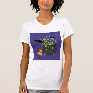 Süße Hexenkrähe schaut in einen brodelnden Kessel T-Shirt