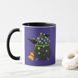 Süße Hexenkrähe schaut in einen brodelnden Kessel Tasse