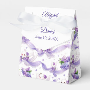 Süße Hochzeitstauben mit Flieder und Bändern Geschenkschachtel