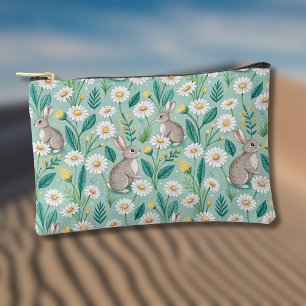 Süße Kaninchen sitzen zwischen weißen Gänseblümche Zubehörtasche